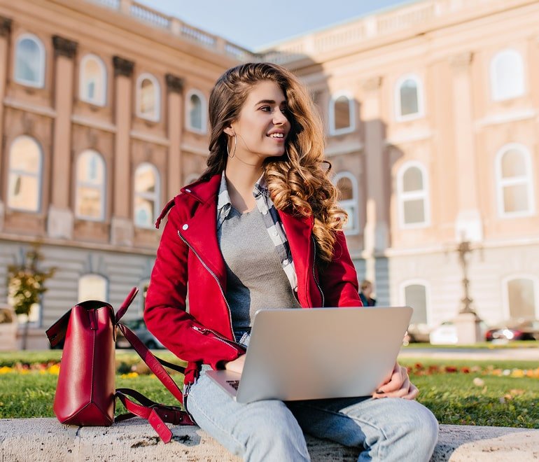 كلية الآداب والعلوم الإنسانية